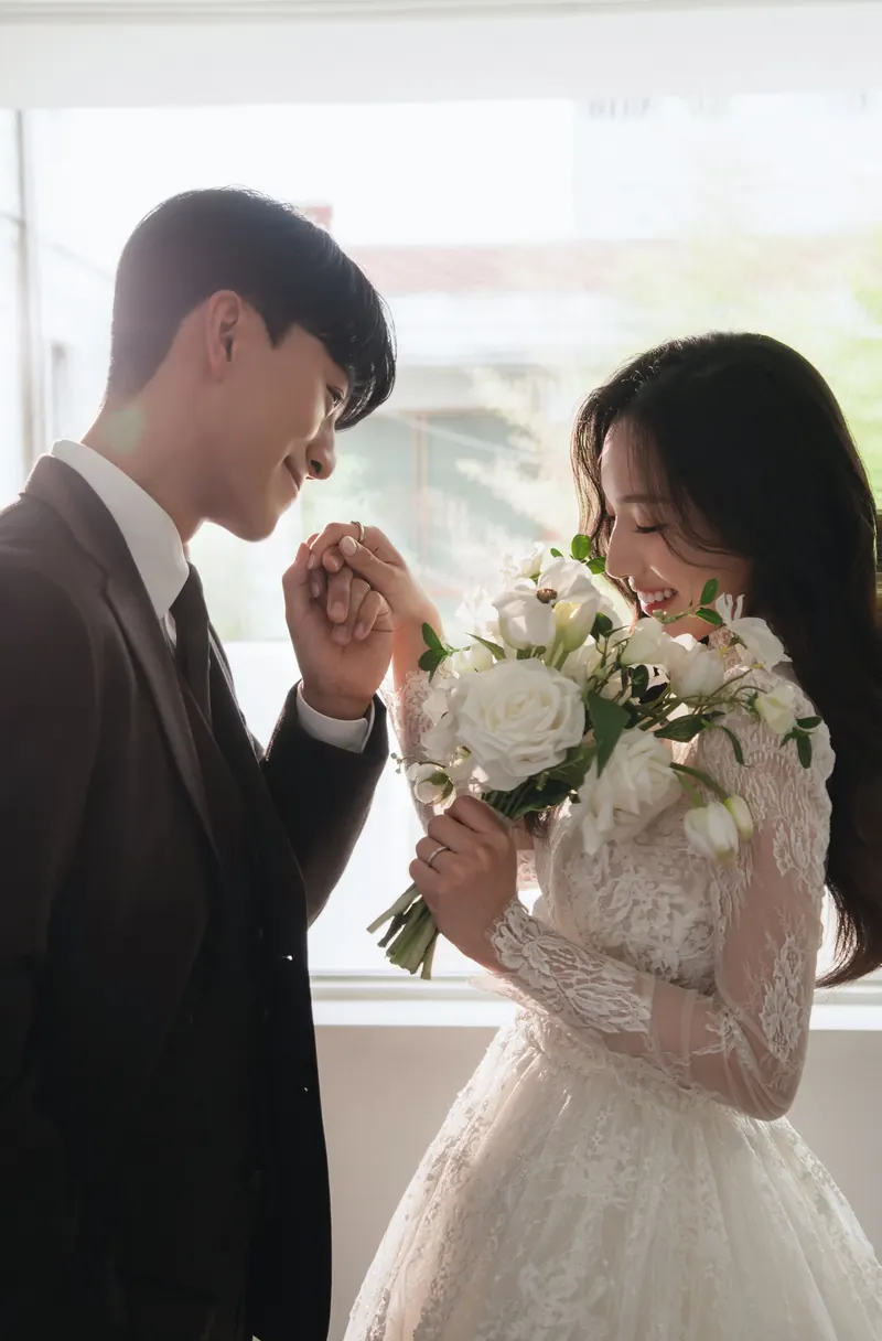 부케와 함께 손을 맞잡은 박력 신랑과 신지수 신부