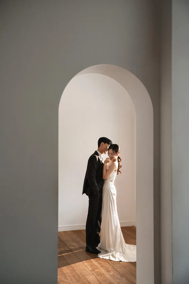 아치형 공간에 함께 선 신랑 신부