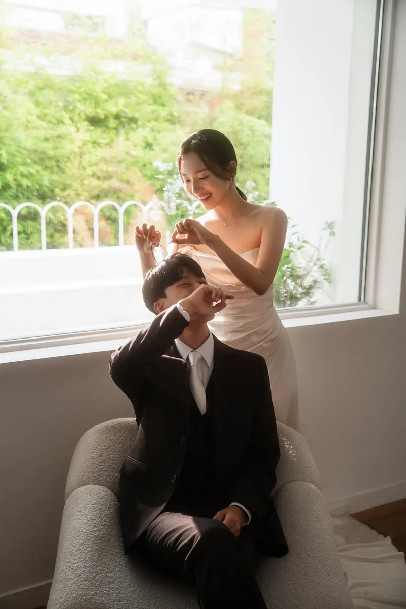 햇살 아래 미소 짓는 신랑 신부