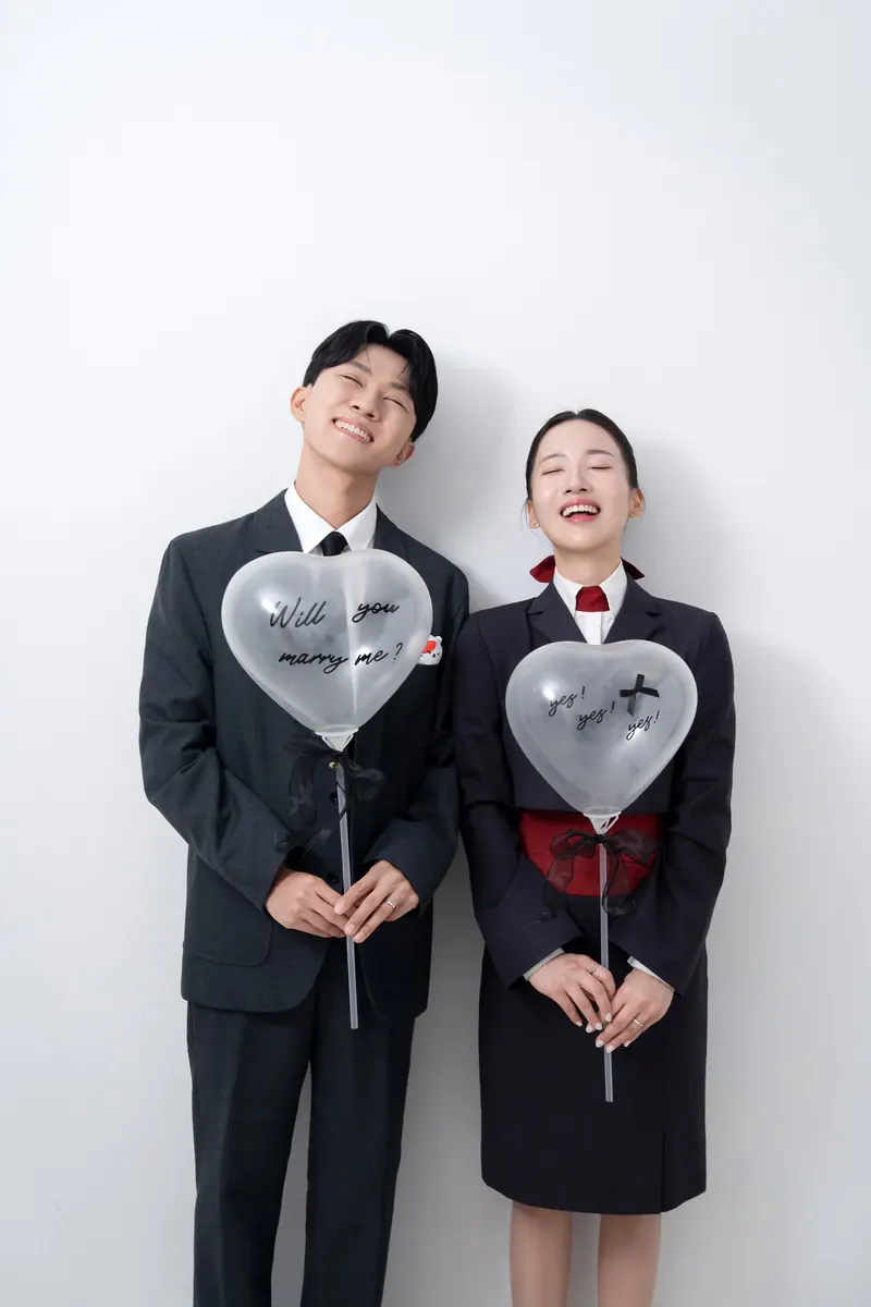 하트 풍선을 든 신랑 신부